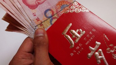 Lunar New Year: Who owns the 'lucky money' in a red envelope? - BBC News